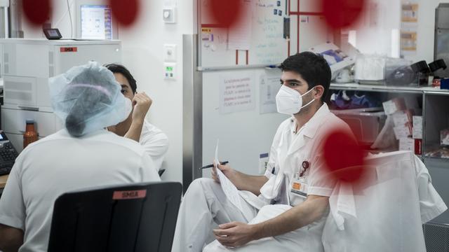 La vaccination obligatoire du personnel soignant n'est pas à l'ordre du jour en Suisse. [Keystone - Jean-Christophe Bott]