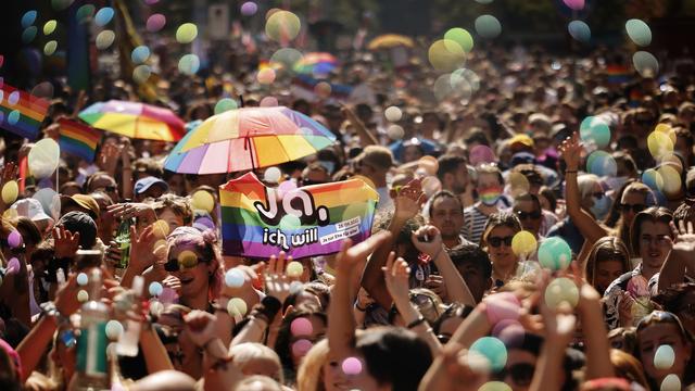 Plus de 20'000 personnes ont défilé samedi après-midi lors de la Zurich Pride. [Keystone - Michael Buholzer]