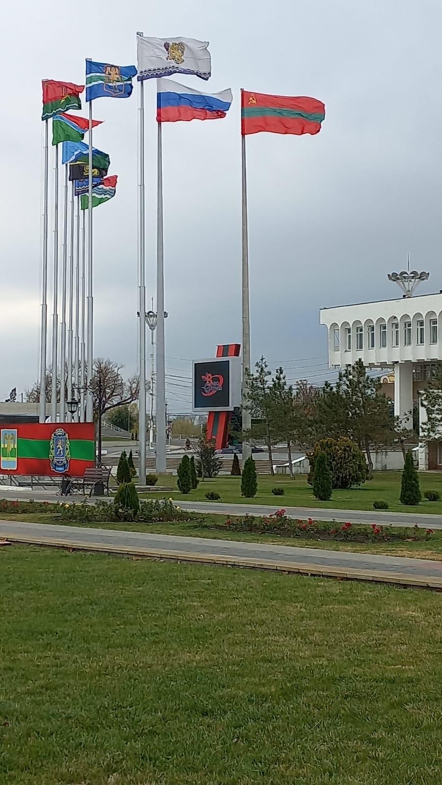 À droite, le drapeau de la Transnistrie avec la faucille et le marteau... [Fred Scola]