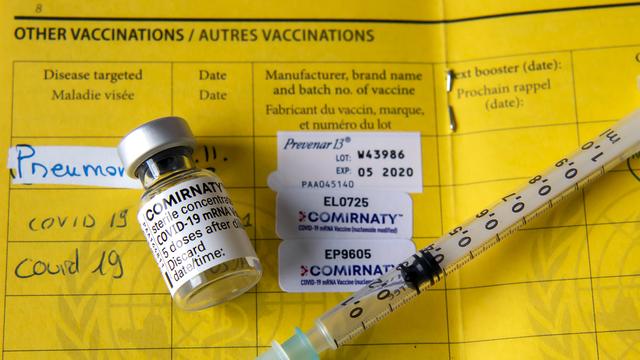 Les autorités envisagent toujours de pouvoir injecter une première dose de vaccin anti-Covid-19 à tous les adultes qui en feront la demande d'ici la fin du mois de juin. [Keystone - Martial Trezzini]