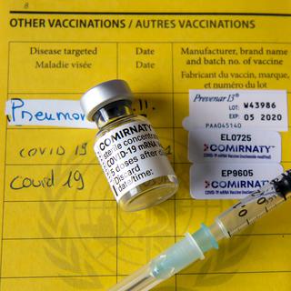 Les autorités envisagent toujours de pouvoir injecter une première dose de vaccin anti-Covid-19 à tous les adultes qui en feront la demande d'ici la fin du mois de juin. [Keystone - Martial Trezzini]