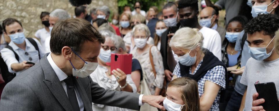 Emmanuel Macron en visite à Saint-Cirq-Lapopie, près de Cahors, le 2 juin 2021. [Keystone - Lionel Bonaventure]