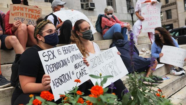 Des personnes se sont rassemblées en faveur des droits reproductifs au Brooklyn Borough Hall le 1er septembre 2021 dans le centre de Brooklyn à New York. [afp - Michael M. Santiago]