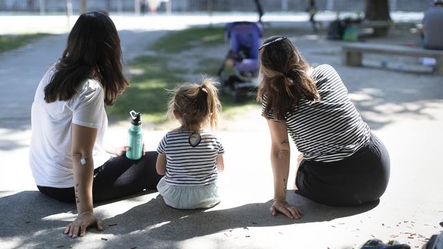 Un couple de lesbiennes avec leurs enfants photographiés à Zurich le 8 juin 2019. [Keystone - Gaëtan Bally]
