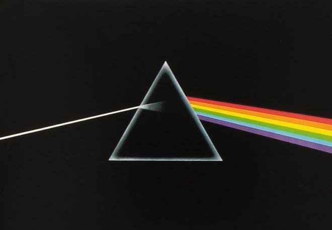L'album "Dark Side of The Moon" de Pink Floyd comporte un prisme décomposant de la lumière blanche en arc-en-ciel. [pinkfloyd.com]