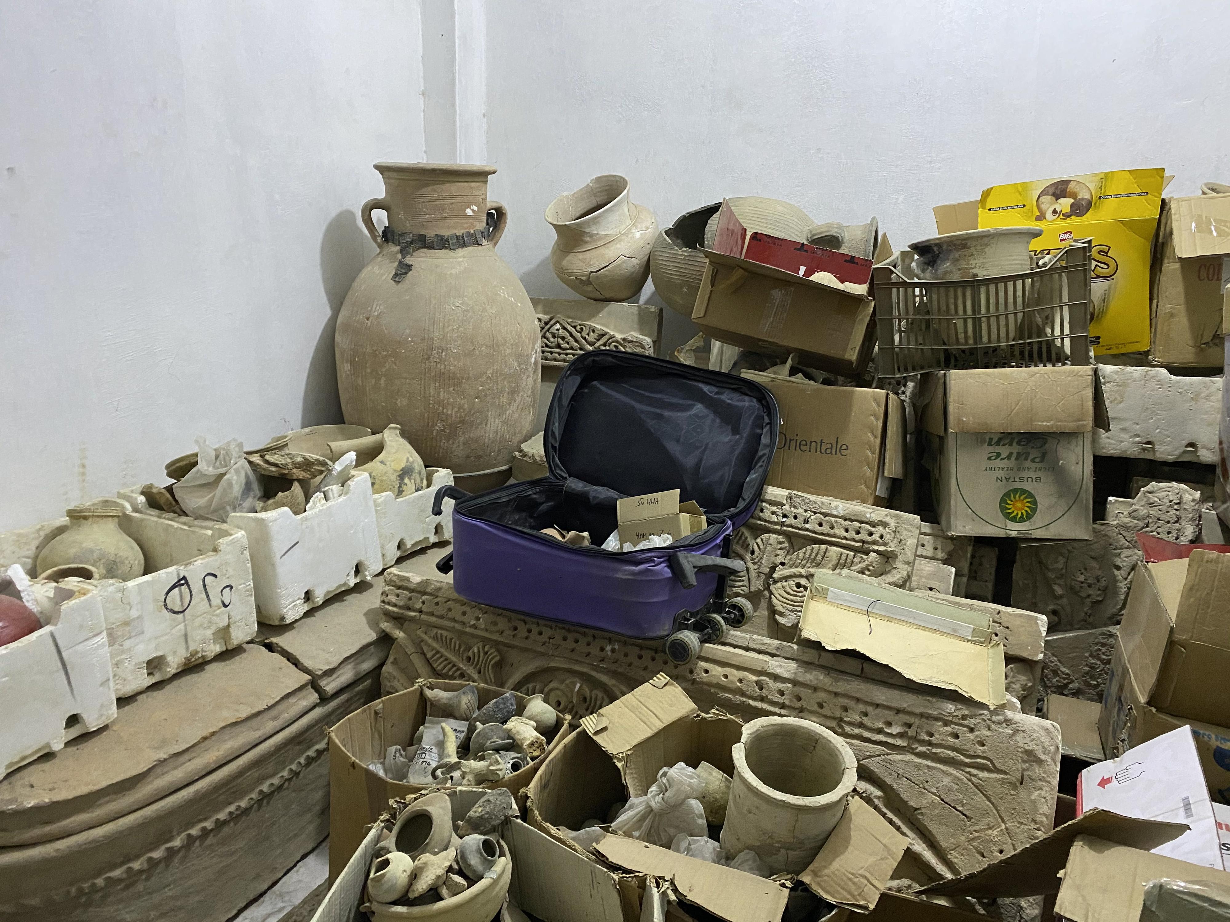 Les antiquités sauvées du Musée sont stoquées dans un sous-sol. [RTS - Céline Martelet]