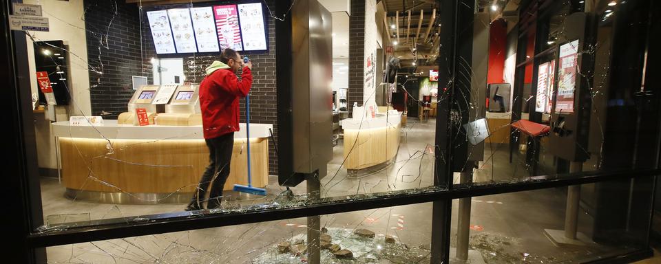 Un magasin pillé à Rotterdam, aux Pays-Bas. [Keystone - AP Photo/Peter Dejong]