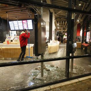 Un magasin pillé à Rotterdam, aux Pays-Bas. [Keystone - AP Photo/Peter Dejong]