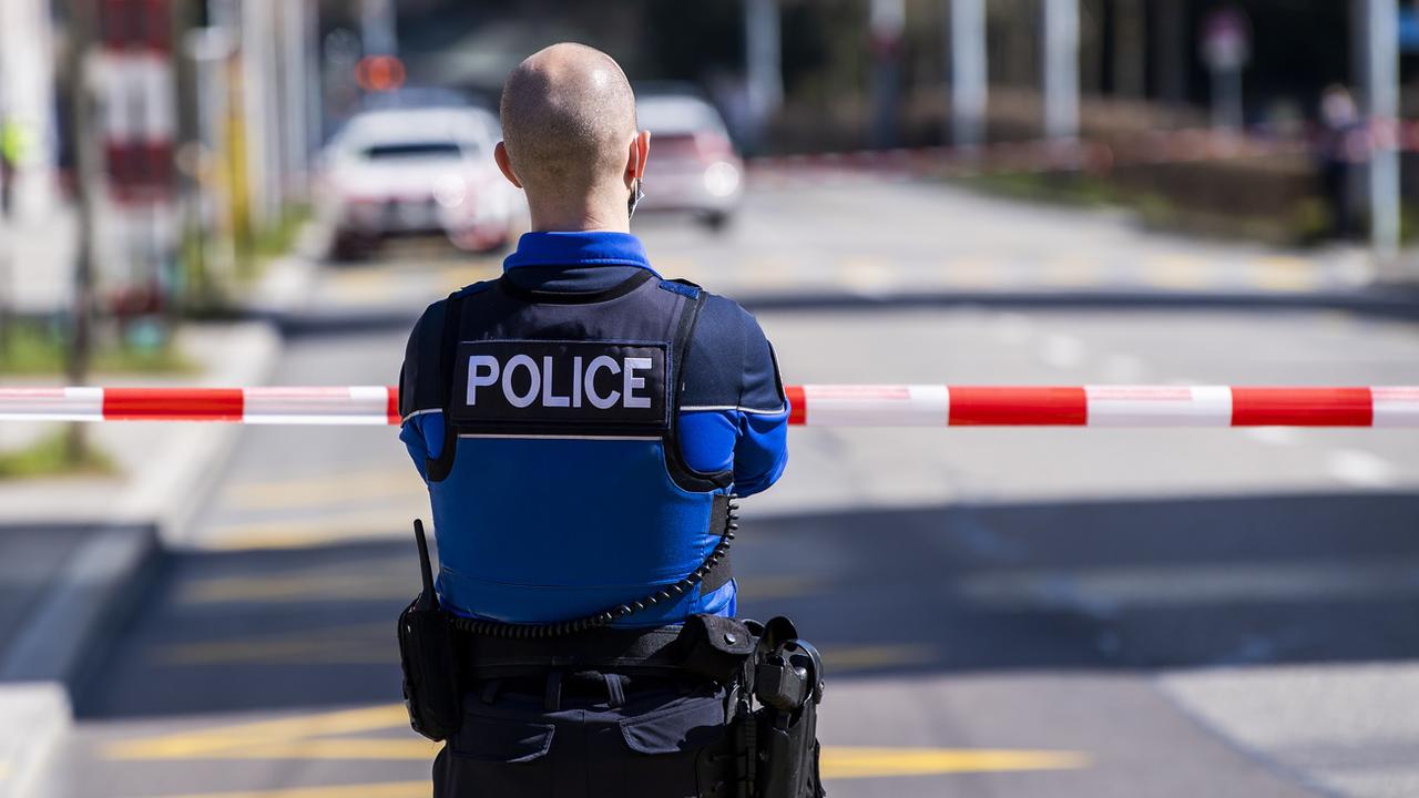 La police vaudoise a interpellé trois nouvelles personnes suite aux nombreuses fausses alertes à la bombe sévissant dans les écoles du canton. [Keystone - Jean-Christophe Bott]