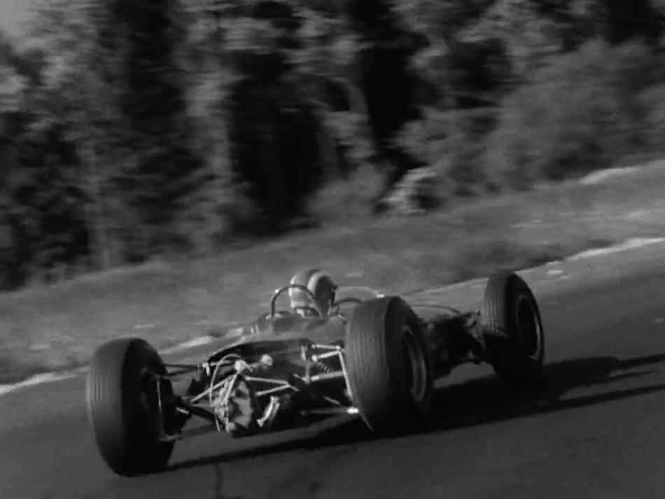 Le pilote automobile suisse Jo Siffert au volant de sa Brabham sur le circuit de Lignières, 1964.