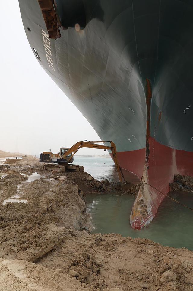 Les travaux entrepris pour dégager le navire ont pour l'heure échoué. [Keystone/AP - Suez Canal Authority]