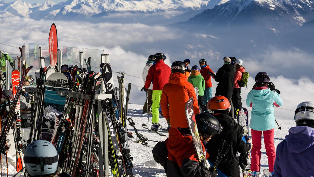 Le Valais veut remettre ses jeunes écoliers au ski, mais se heurte au mécontentement des écoles de ski indépendantes. [Keystone - Jean-Christophe Bott]