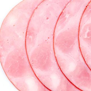 Les additifs nitrités servent à conserver la couleur rose du jambon. [Depositphotos - mrsiraphol]
