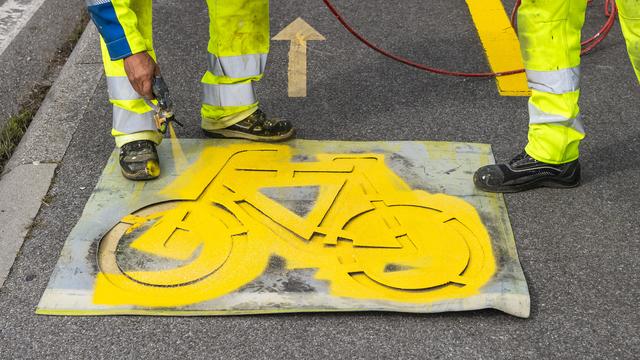 Les cantons devront créer de nouvelles pistes cyclables et entretenir les réseaux existants comme ils le font déjà pour les chemins pédestres. Le Conseil fédéral a transmis mercredi au Parlement le projet de loi mettant en oeuvre le nouvel article constitutionnel accepté par 73,6% des Suisses en automne 2018. [KEYSTONE - JEAN-CHRISTOPHE BOTT]