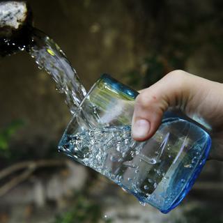 L'initiative populaire "Pour une eau potable propre et une alimentation saine" veut mieux protéger les ressources naturelles en Suisse. [Keystone/EQ Images - Manu Friederich]