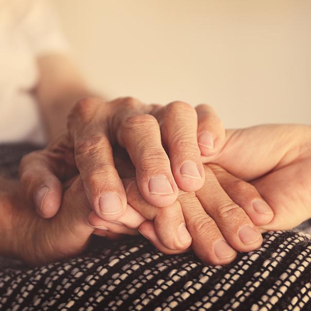 Mains personnes âgées. [Depositphotos - belchonock]