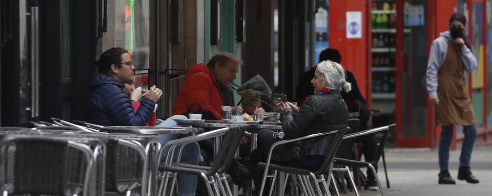 Une terrasse d'un café à Londres, le 12 avril 2021. [AP Photo/Keystone - Alastair Grant]