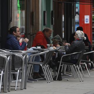 Une terrasse d'un café à Londres, le 12 avril 2021. [AP Photo/Keystone - Alastair Grant]