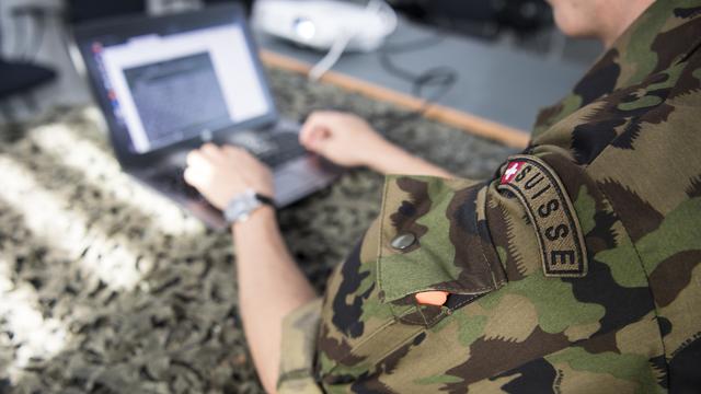 Un soldat de l'armée suisse dans le cadre de la lutte anti-terroriste. [KEYSTONE - Peter Schneider]