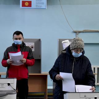 Les Kirghiz votent dimanche dans une élection présidentielle dont le favori est le populiste Sadyr Japarov. [AFP - GULIZA URUSTAMBEK KIZI]