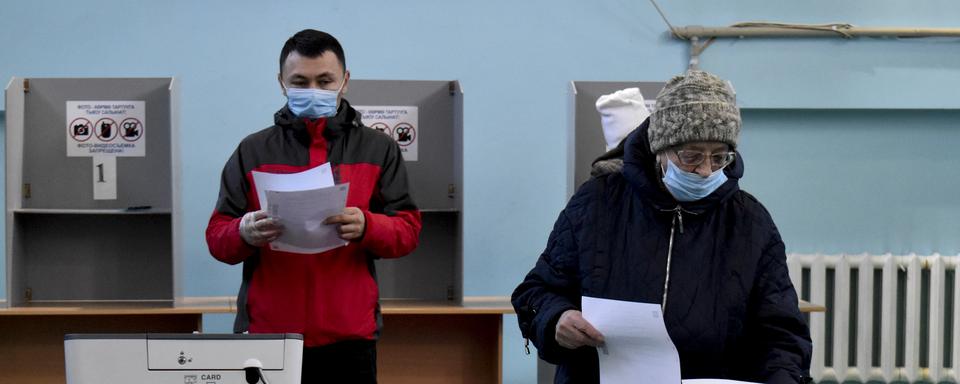 Les Kirghiz votent dimanche dans une élection présidentielle dont le favori est le populiste Sadyr Japarov. [AFP - GULIZA URUSTAMBEK KIZI]