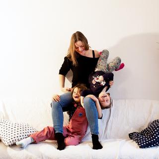 Sarah Carp, sacrée photographe de l’année aux Swiss Press Awards le 18 avril 2021, avec ses deux filles Anna et Dina, qui figurent sur les clichés récompensés par le jury et pris durant le confinement du printemps 2020. [Sarah Carp]