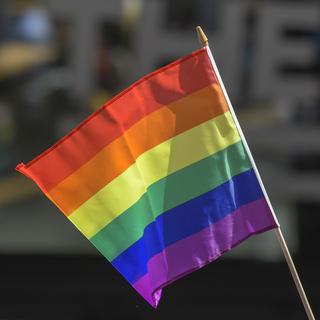 Un drapeau LGBT durant une manifestation à New York. [Keystone/epa - Porter Binks]