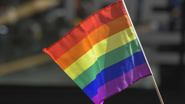 Un drapeau LGBT durant une manifestation à New York. [Keystone/epa - Porter Binks]
