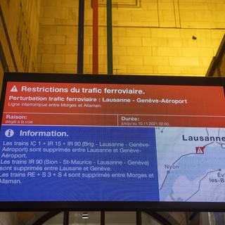 Un panneau avec les perturbations dans la gare de Lausanne. [Keystone - Jean-Christophe Bott]