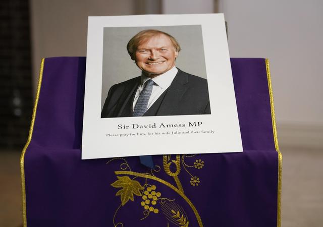 Une image du député assassiné David Amess près de l'autel de l'église St Peter, à Leigh-on-Sea. [Keystone - Alberto Pezzali]