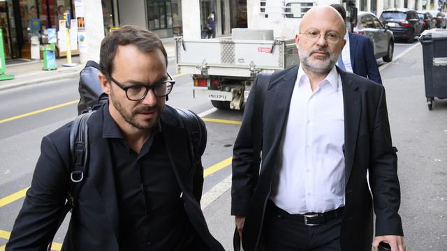 Lionel Girardin à son arrivée au tribunal avec son avocat, mardi 27.04.2021. [Keystone - Laurent Gilliéron]