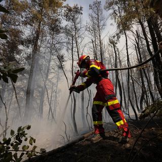 Un pompier slovaque combat les flammes sur l'île d'Eubée, le 10 août 2021. [Keystone - Petros Karadjias]