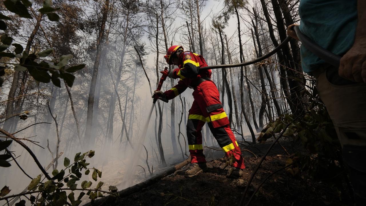 Un pompier slovaque combat les flammes sur l'île d'Eubée, le 10 août 2021. [Keystone - Petros Karadjias]