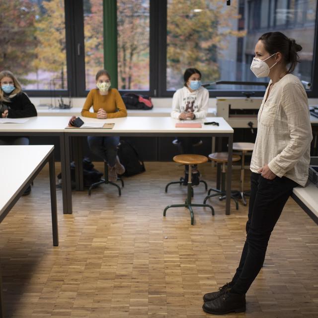 Faut-il ou non fermer les écoles? Prendre des mesures supplémentaires face au coronavirus? [Keystone - Gian Ehrenzeller]