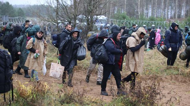 Plusieurs migrants à la frontière entre la Biélorussie et la Pologne dans la région de Grodno, le 8 novembre 2021. [Reuters - Leonid Scheglov]