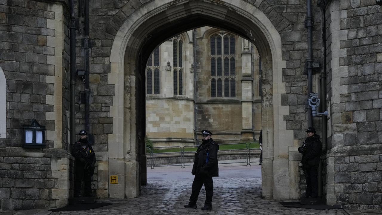 La police garde la porte Henry VIII au Château de Windsor, le 25 décembre 2021. [Keystone/AP photo - Alastair Grant]