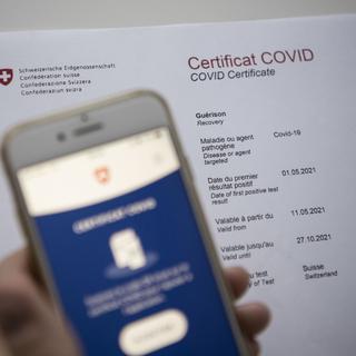 Le certificat Covid Suisse est scanné avec un mobile, le mardi 15 juin 2021 a Zurich [Keystone - Christian Beutler]