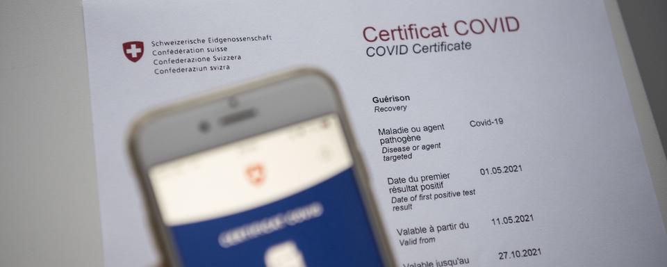 Le certificat Covid Suisse est scanné avec un mobile, le mardi 15 juin 2021 a Zurich [Keystone - Christian Beutler]