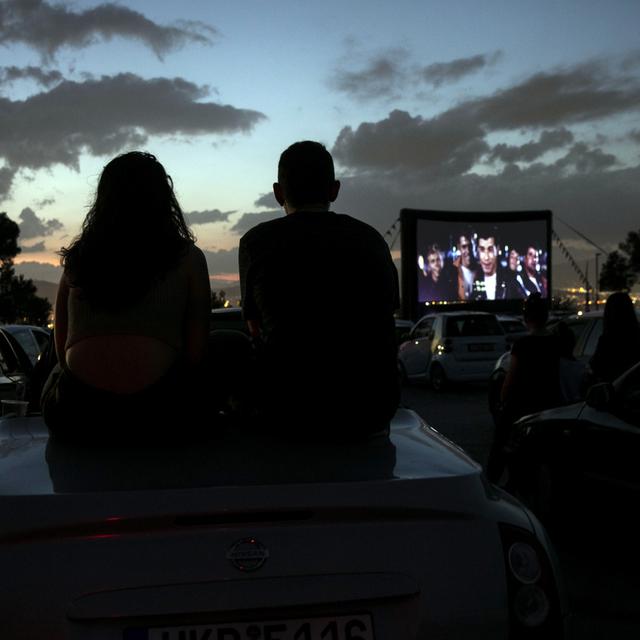 Des cinéphiles regardant le film "Grease" dans un cinéma drive-in en plein air. [Keystone - Yorgos Karahalis / AP Photo]