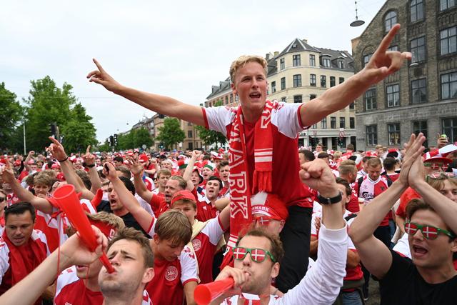 Des supporters danois lors du match Danemark-Russie de l'Euro 2020, le 21 juin 2021. [KEYSTONE - Philip Davali / EPA]