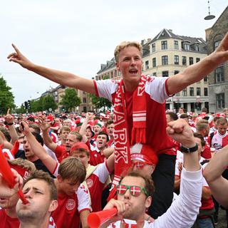 Des supporters danois lors du match Danemark-Russie de l'Euro 2020, le 21 juin 2021. [KEYSTONE - Philip Davali / EPA]