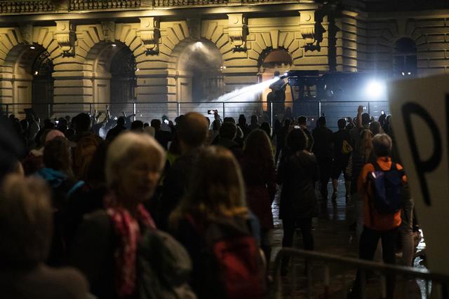 Un canon à eau a été utilisé devant le Palais fédéral contre les manifestants opposés aux mesures de lutte contre le coronavirus. [Keystone - Peter Klaunzer]