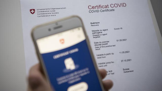 Un certificat Covid scanné par un téléphone. [KEYSTONE - Christian Beutler]