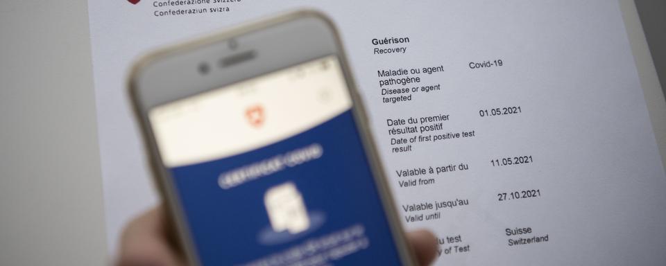 Un certificat Covid scanné par un téléphone. [KEYSTONE - Christian Beutler]