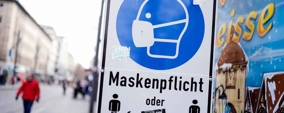 Un panneau indiquant l'obligation du port du masque à Mannheim en Allemagne. [DPA - Uwe Anspach/Keystone]