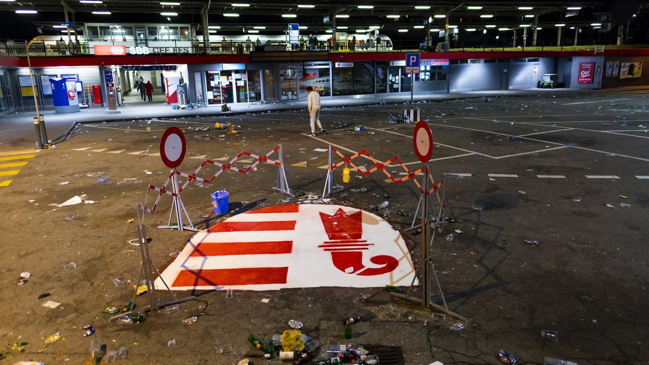 Le drapeau jurassien peint sur le sol devant la gare de Moutier. [Keystone - Jean-Christophe Bott]