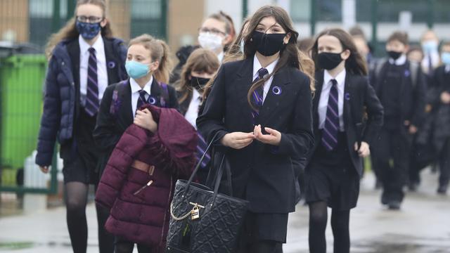 Des élèves affluent dans leur établissement scolaire le 8 mars 2021, jour de la "rentrée" des écoles au Royaume-Uni, après un troisième confinement. [AP/Keystone - Danny Lawson]