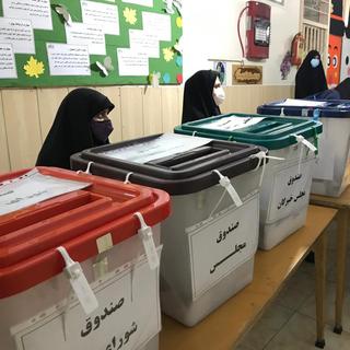 Les urnes d'un local de vote pour femmes dans une école de Téhéran. [RTS - Cédric Guigon]