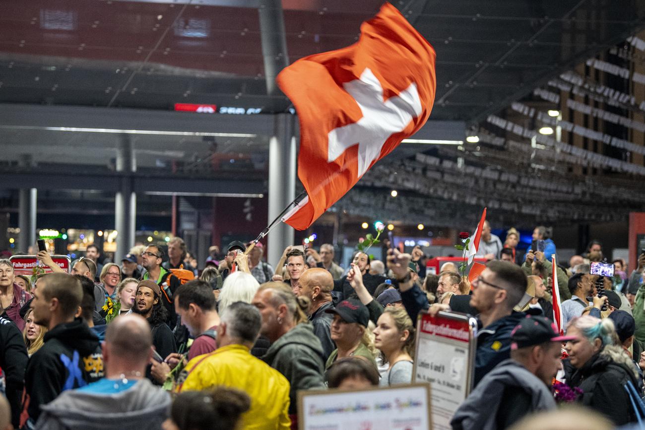 Des manifestant contre les mesures sanitaires sur la place de la Gare à Berne. [Keystone - Peter Schneider]