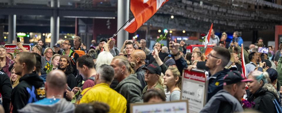 Des manifestant contre les mesures sanitaires sur la place de la Gare à Berne. [Keystone - Peter Schneider]